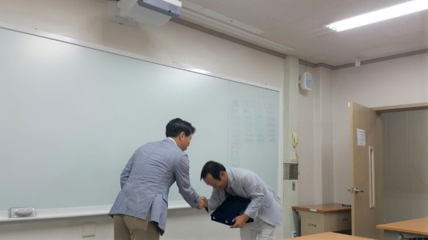 2017.09.02 부동산관리학과 김배열 학우께 감사패 전달