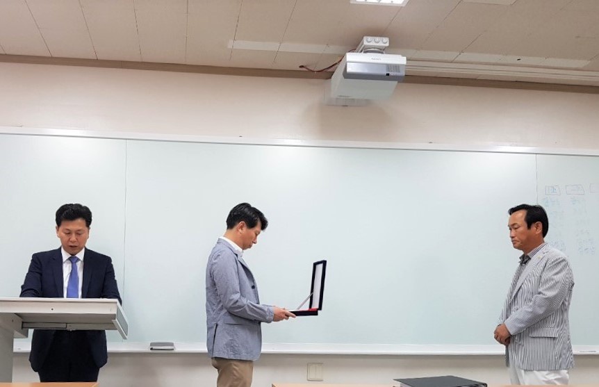 2017.09.02 부동산관리학과 김배열 학우께 감사패 전달