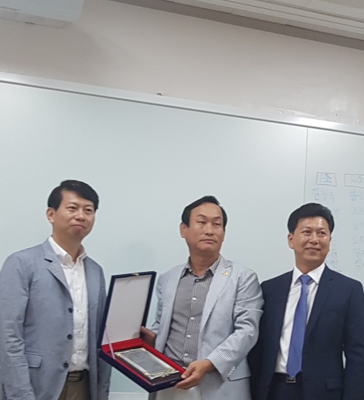 2017.09.02 부동산관리학과 김배열 학우께 감사패 전달